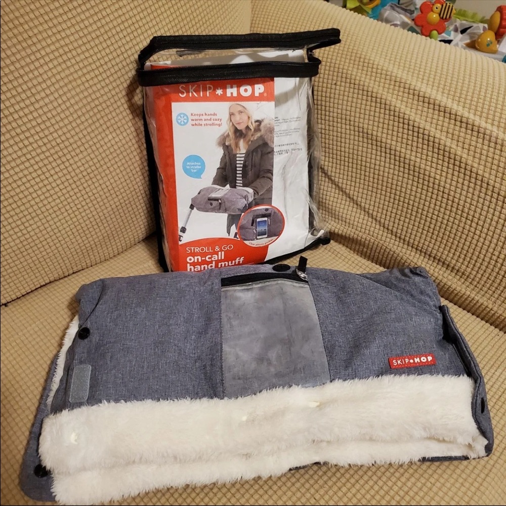 Skip Hop handmuff LIKE NEW